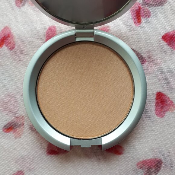 LORAC: Perfectly Lit Oil Free Luminizing Powder in Spolight - Picture 8 of 11